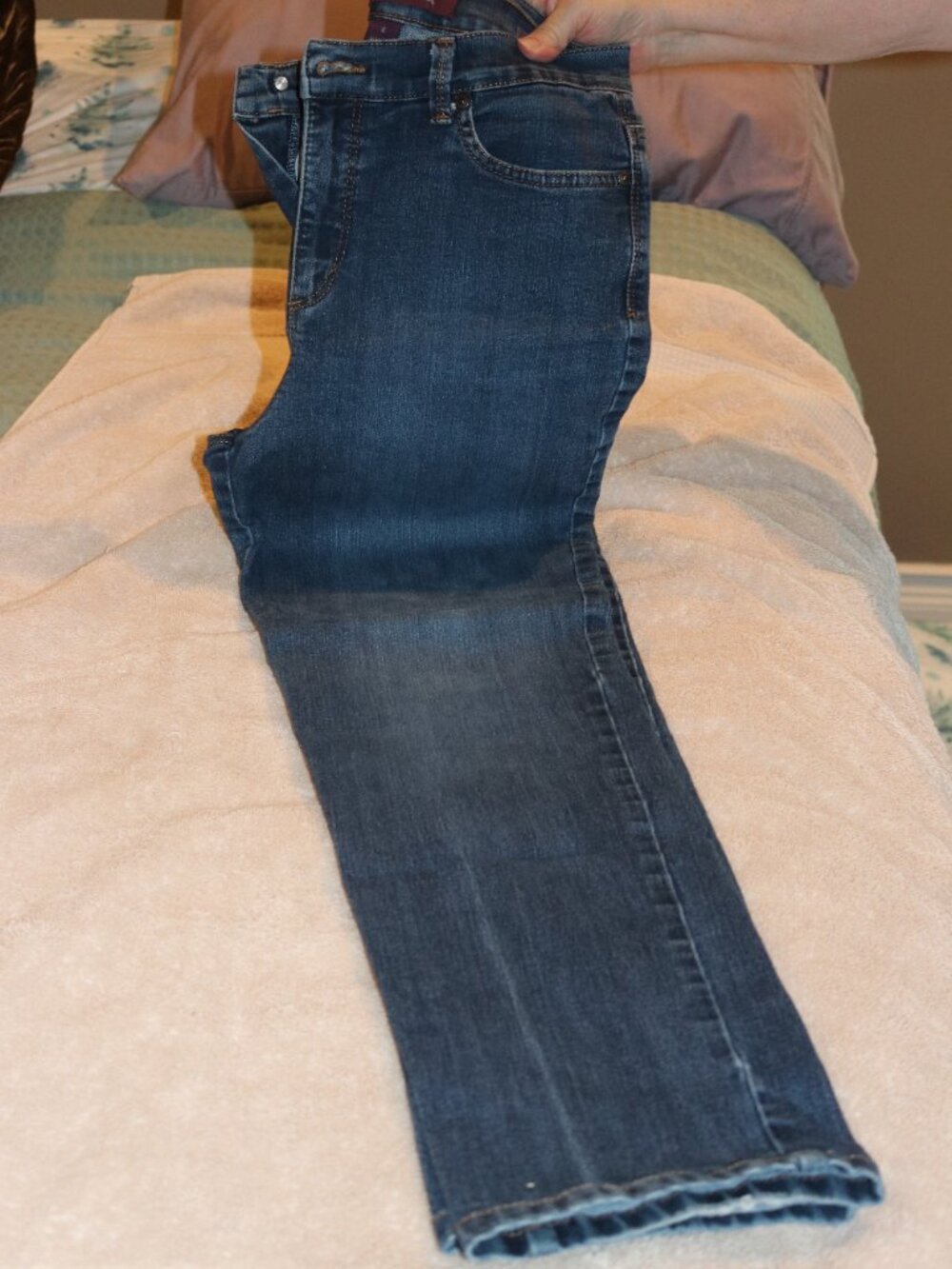 Women's Gloria Vanderbilt medium wash, Amada collection jeans, size 8. (GVJ - C)